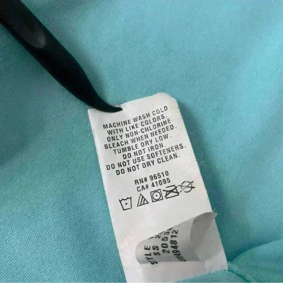 Under Armor Heat Gear Semi-Fitted V-Neck Short Sleeve Women’s Med - Picture 5 of 5